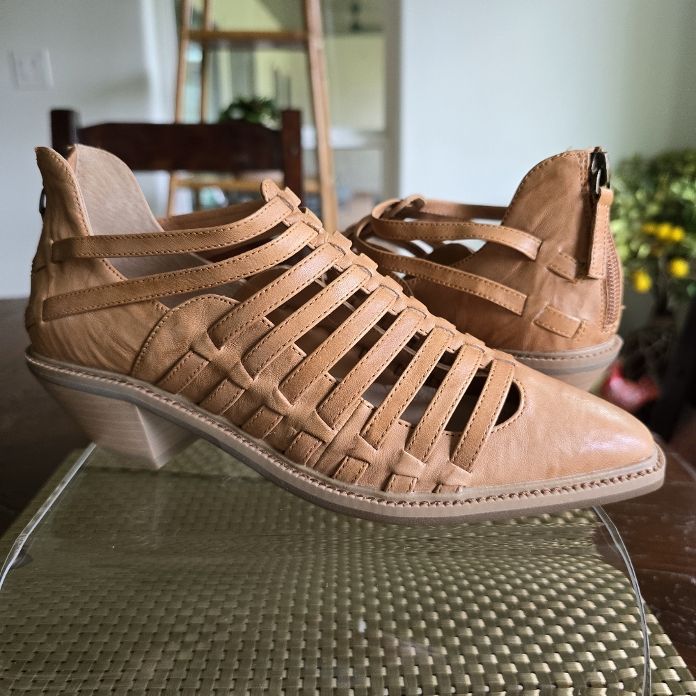 NWB Kelsi Dagger Tan Strappy Sandals 6.5